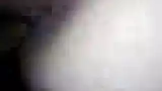 شرطي مسيطر يأخذ شايان وهي مرتدية حذاء رياضي