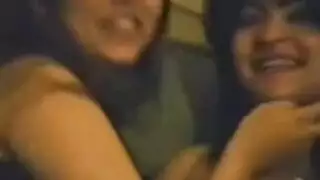 علاقة سحاقية عائلية: أم وبناتها يتشاركن فرج في مشهد جنس جماعي