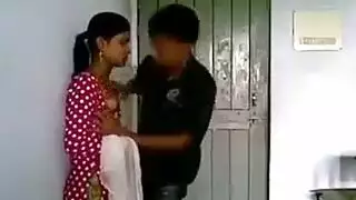 هاردكور خلف الباب: شاب هاوي ينيك عشيقته السرية بخشونة