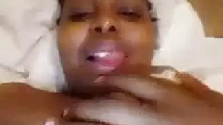 ميلف سمراء تستمتع باللعب السري المنفرد وهي وحيدة في المنزل