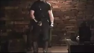 الرجل الأصلع يمارس الجنس مع كل كتكوتة مثيرة في مشهد أوgy مكثف