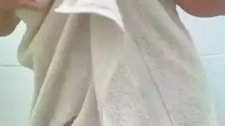 عاهرة عربية مثيرة تلعب بثدييها الكبيرين وفرجها المشعر بعد الاستحمام