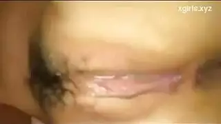 فتاة مثيرة تستضيف ثلاثي إباحي على أرضية غرفة المعيشة