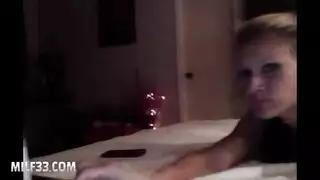 بنتان يلعبان بالزب الاصطناعي