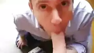 بنت سمراء حلوت تريد شخص يشرب من صدرها من مياتها يشرب من صدرها واهيا تضحك