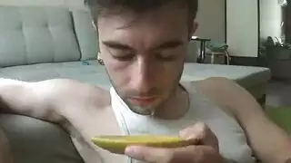 وسيم يمارس الجنس مع أفضل أصدقائه في حفلة جنسية في غرفة النوم