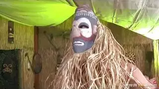 لاتينية متحولة جنسياً ممتلئة الجسم تُضرب في مشهد إباحي قاسي