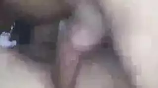 تمديد شرجها الضيق بقضيب ثخين