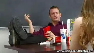 صريح: طالبة شقراء وأستاذها المخنث في جنس صريح