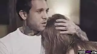 علاقة ثلاثية عنيفة: شابان مع امرأة راغبة