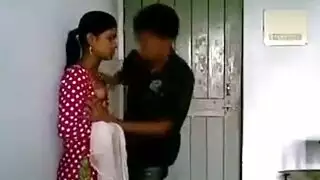 إباحية خفية عند الباب: شاب يضاجع عشيقته في جنس هاوٍ سري