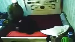 رغبة محرمة: شيخ يأخذ زوجة ابنه في فيلم إباحي بكاميرا خفية